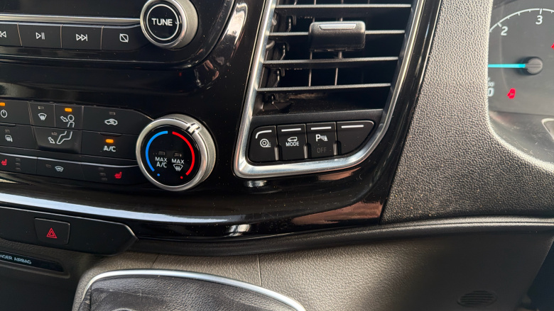 Ford Transit Custom 300 L2 Diesel Fwd 2.0 EcoBlue 130ps Low Roof D/Cab Limited Van